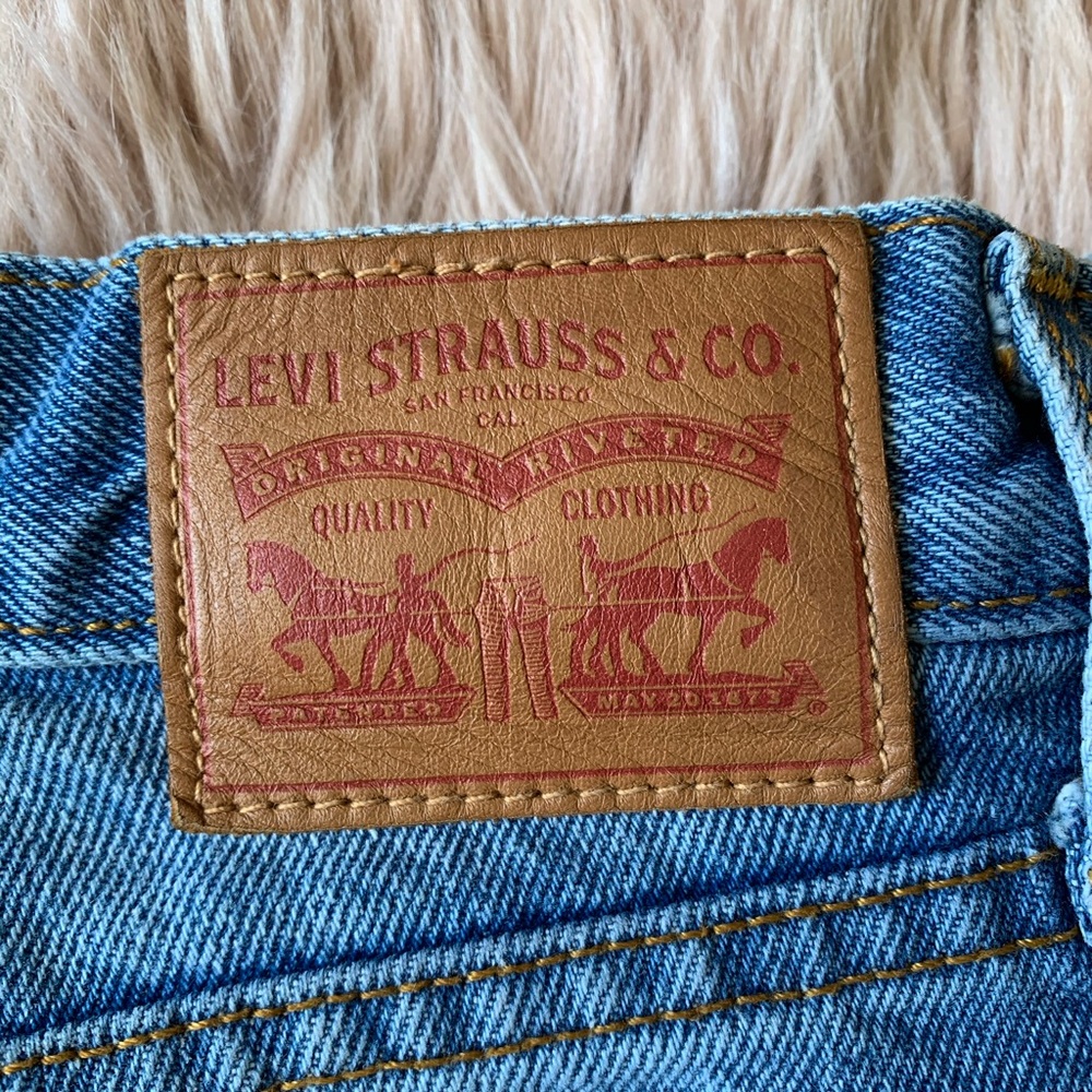 Levi’s High Rise Shorts - Picture 4 of 5